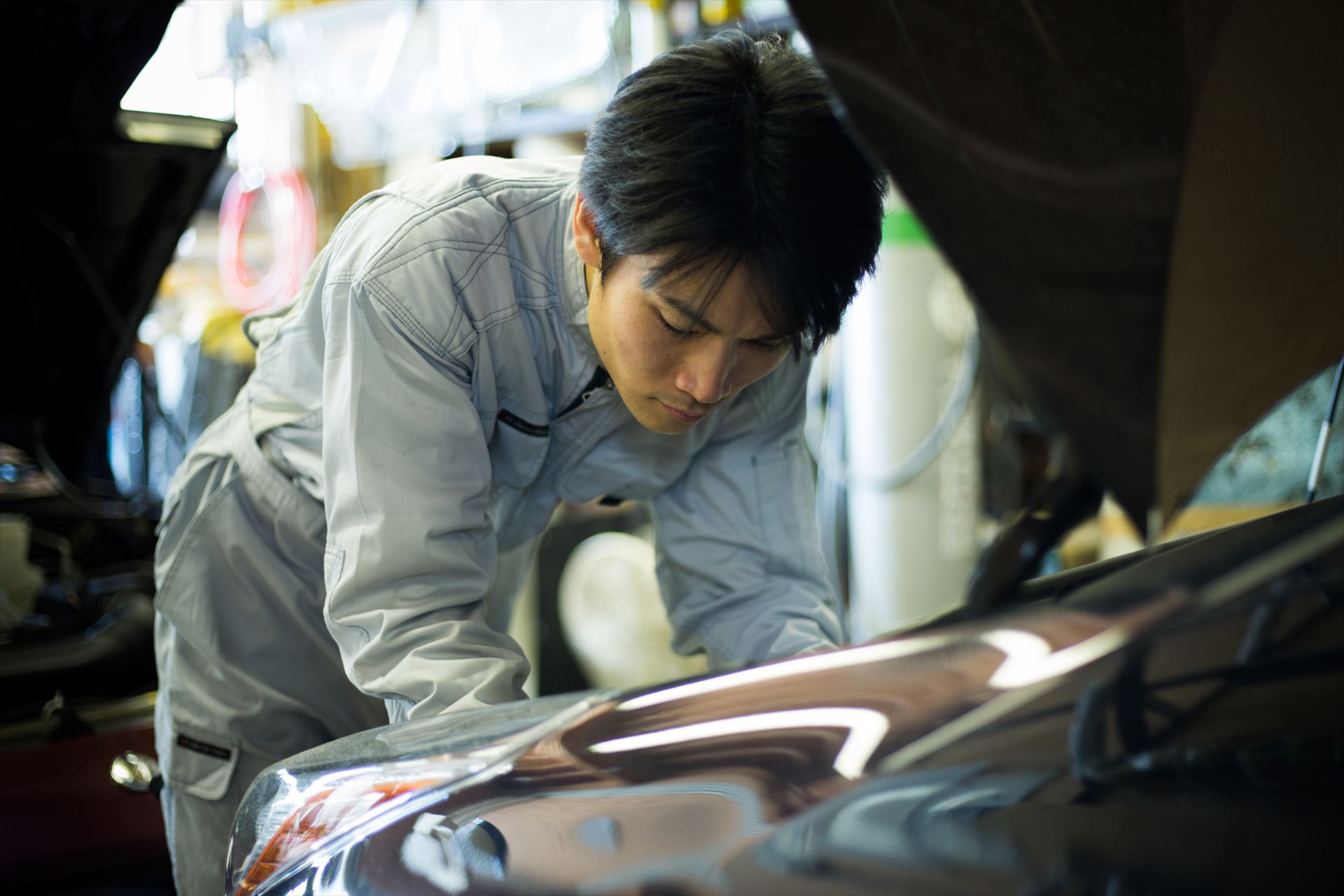 車を整備するスタッフ